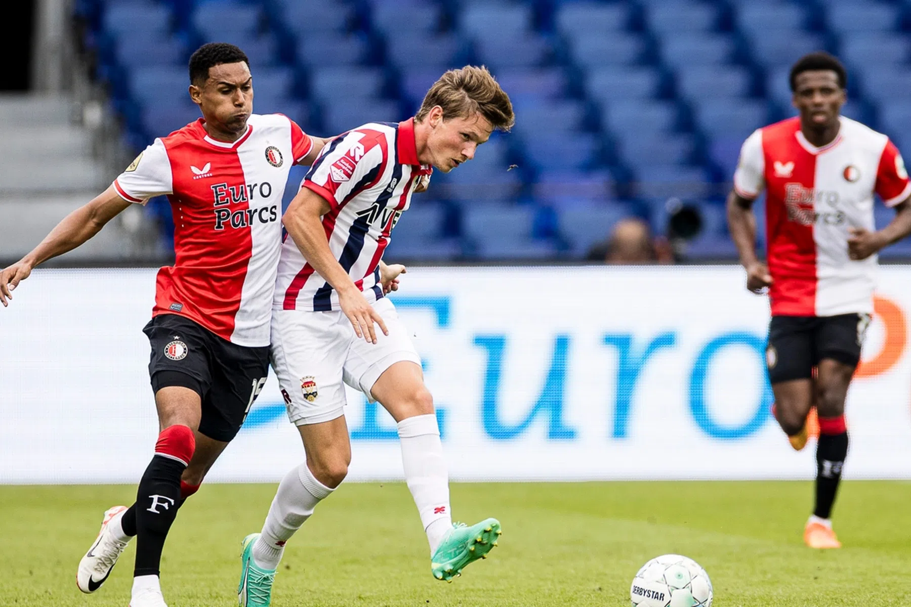 Ueda de grote man in gewonnen oefenwedstrijd van Feyenoord