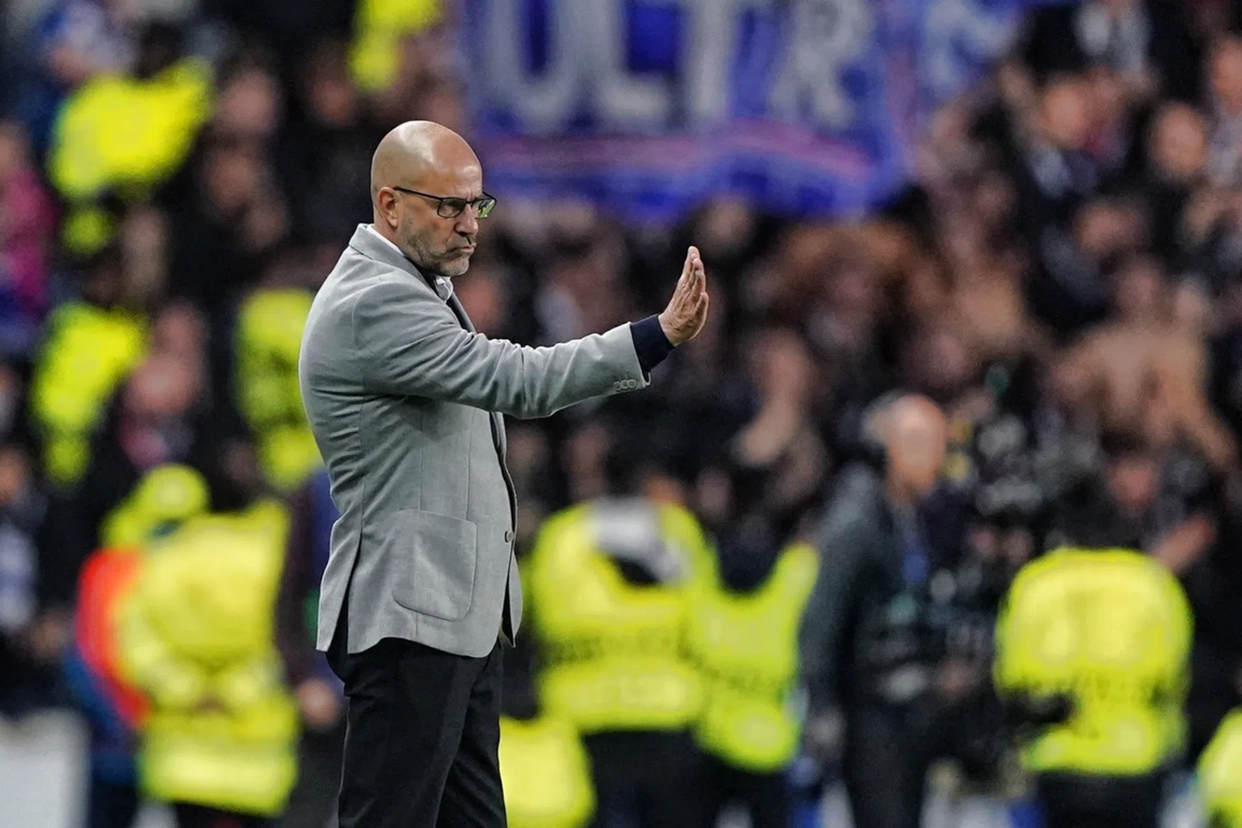 Bosz verdedigt risico's: 'Moeten we dan alle ballen naar voren knallen?'