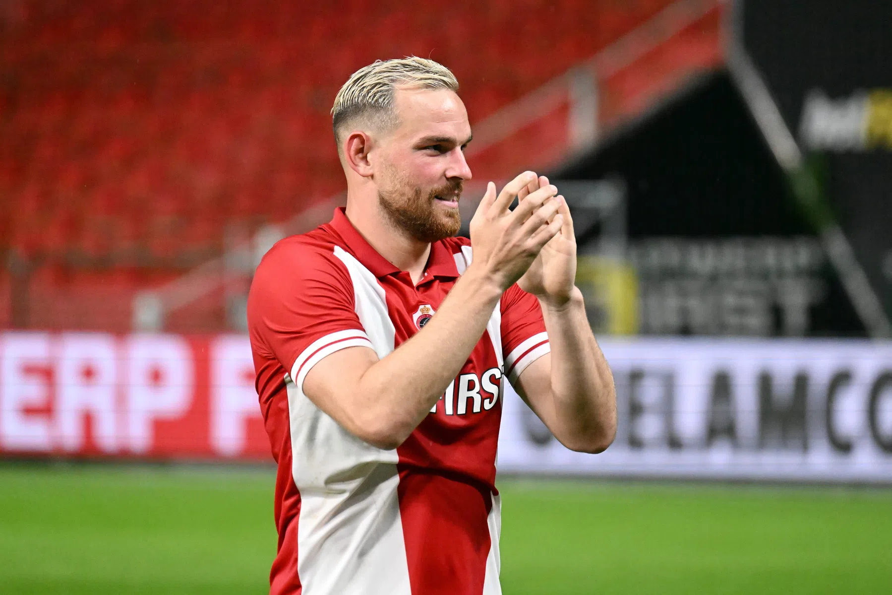 Janssen bezorgt Van Bommel belangrijke zege richting Champions League