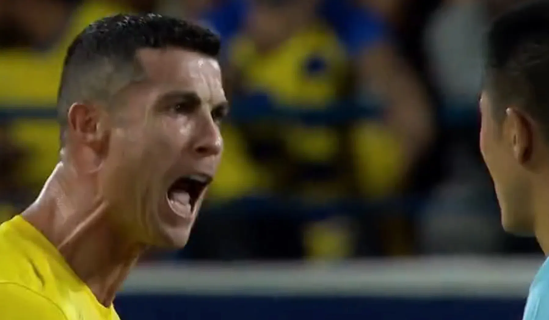 Withete Ronaldo laat zich gaan tegenover arbiter en duwt selfie-nemer
