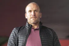 Thumbnail for article: 'De beste transfer van Ajax zit hulpeloos op de bank'