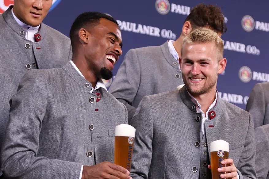 De Ligt en co schitteren in Lederhosen bij bier-shoot Bayern
