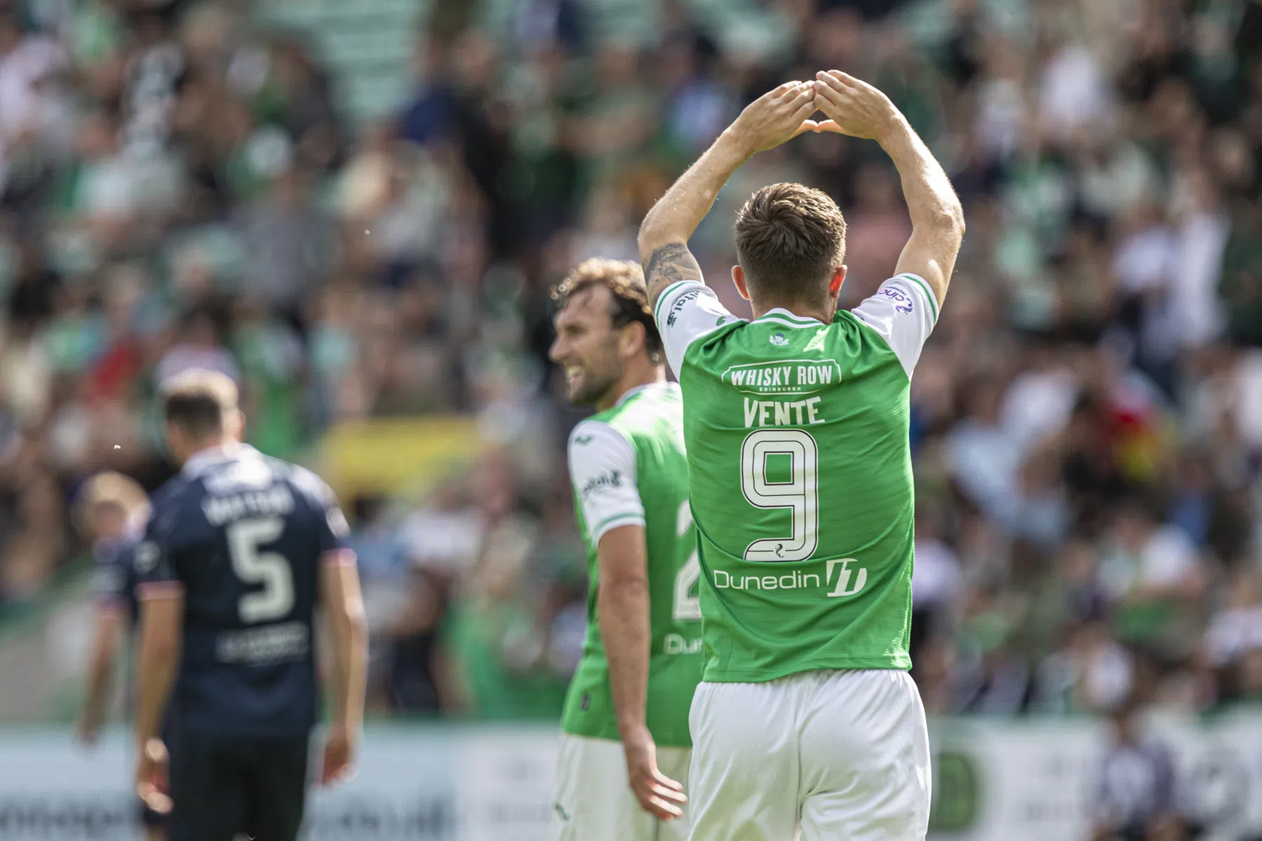Vente gelukkig in Edinburgh: 'Dat liedje van de supporters helpt'