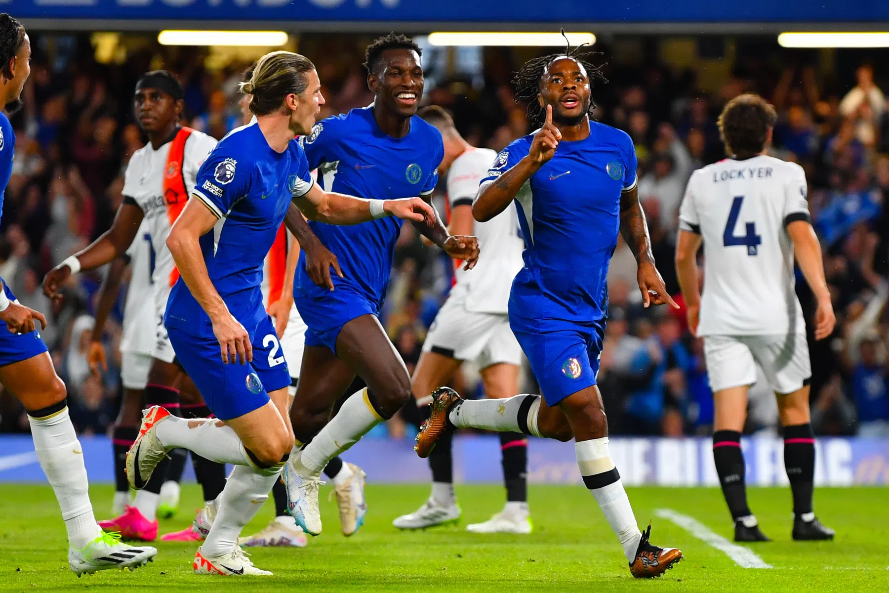 Sterling helpt Chelsea aan eerste thuiszege in 172 dagen