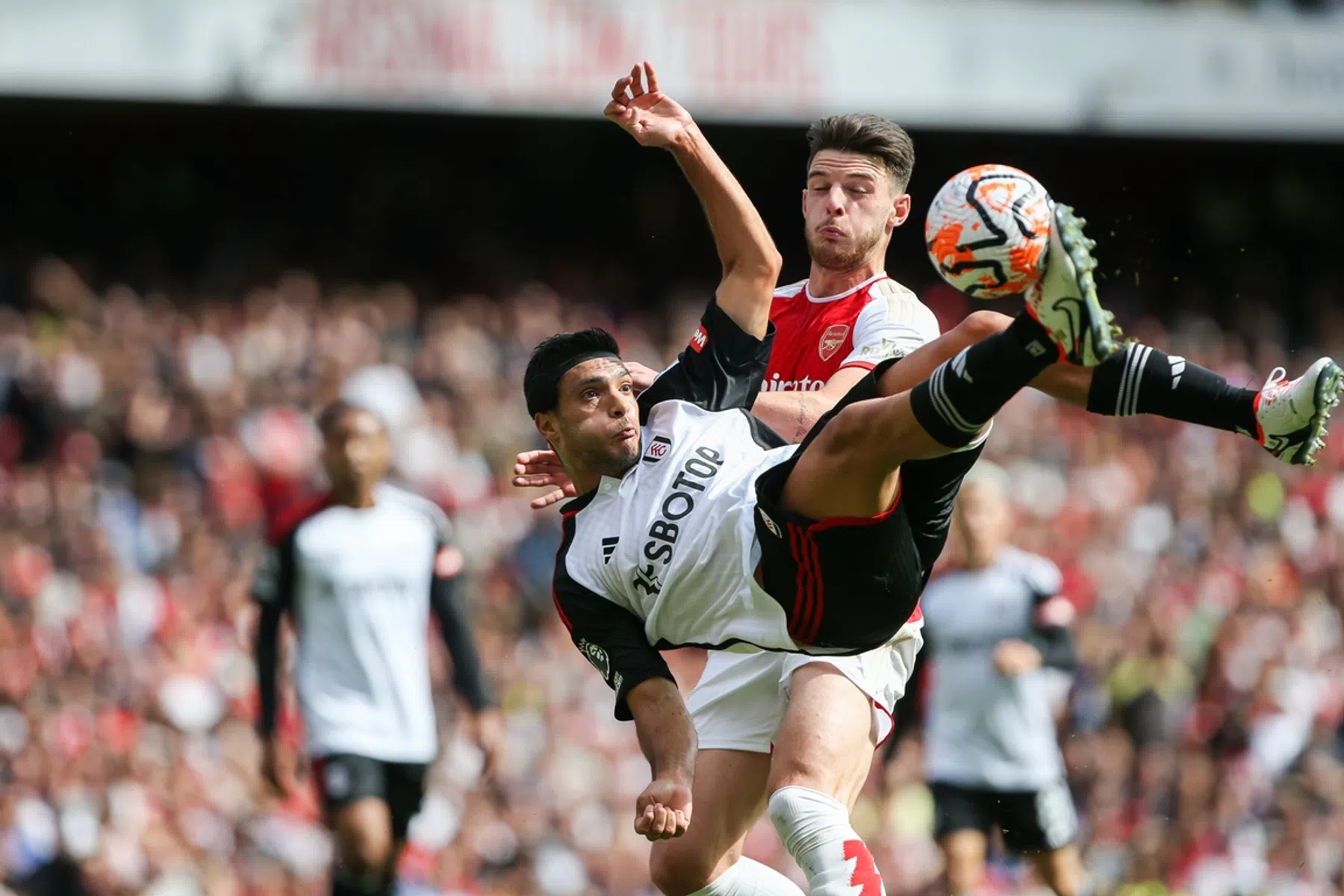 Arsenal geeft overwinning nog weg na rode kaart Bassey