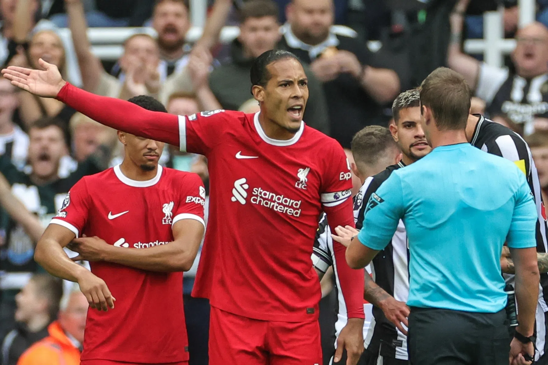 Darwin bezorgt tiental Liverpool na rode kaart Van Dijk tóch nog zege bij Newcastle