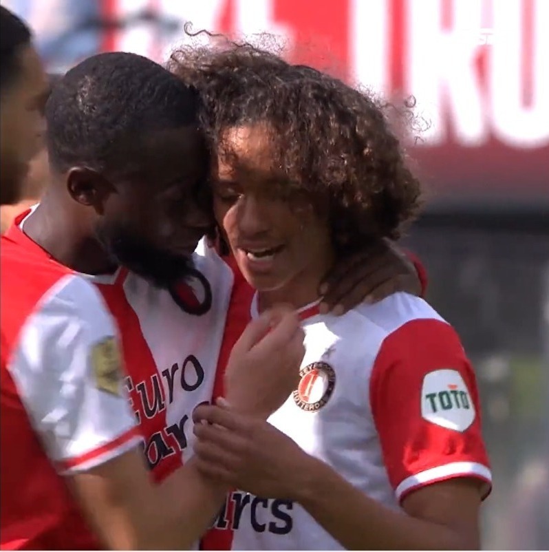 Feyenoord-debutant Zechiël na afloop overmand door emoties