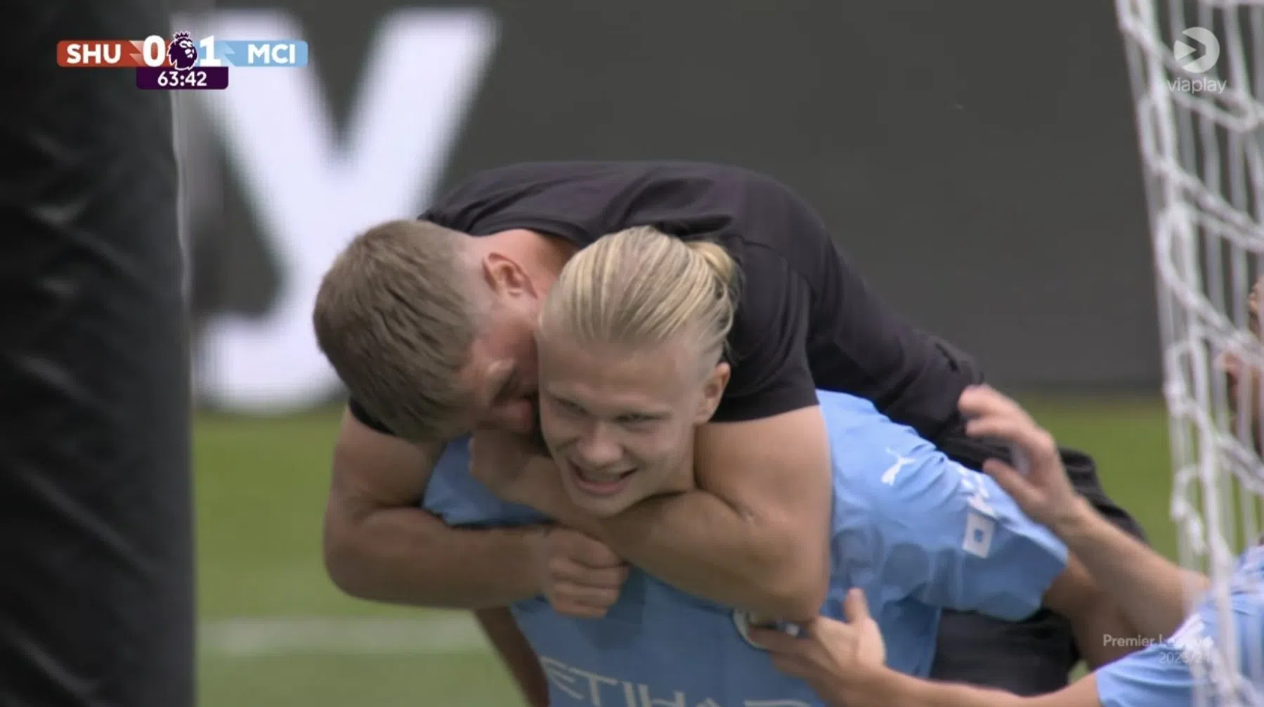 Haaland besprongen door toeschouwer na doelpunt voor Man City