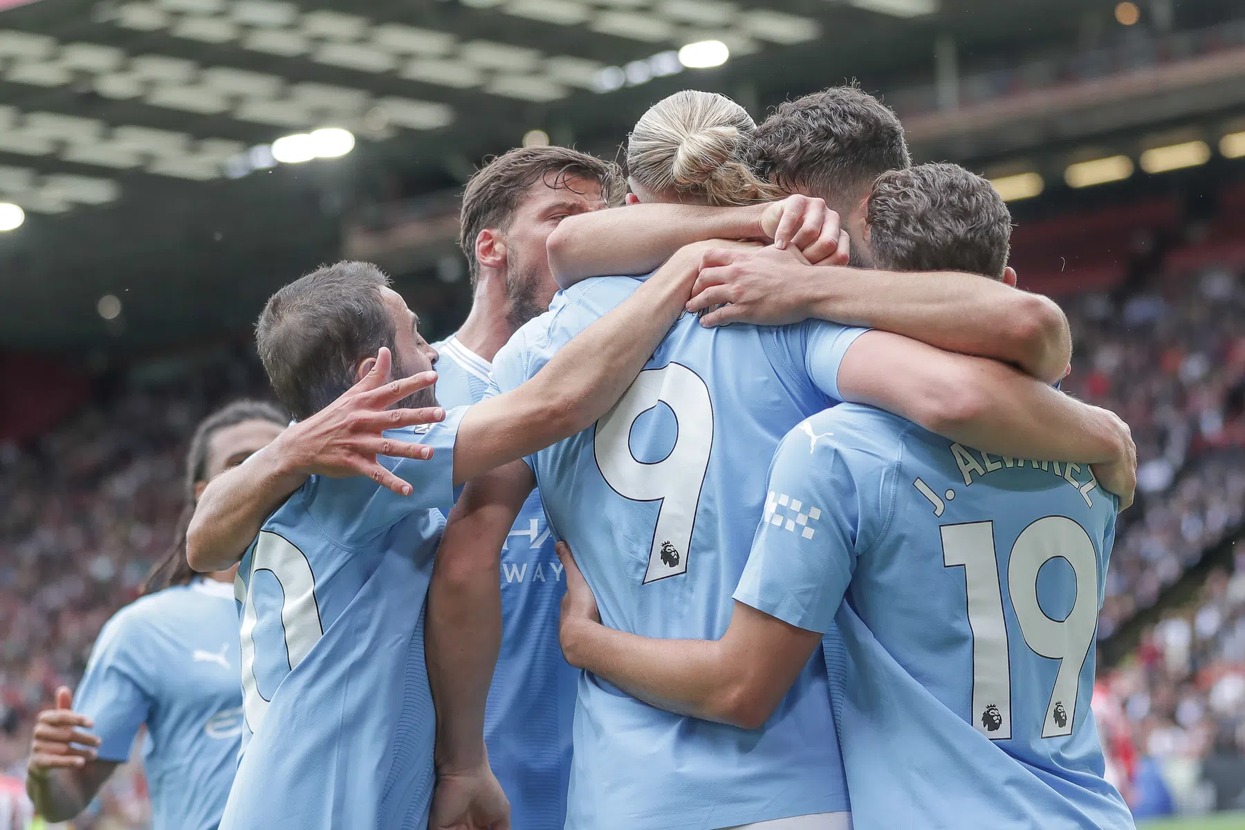 Rodri redt City in de voorlaatste minuut, Villa dendert door 