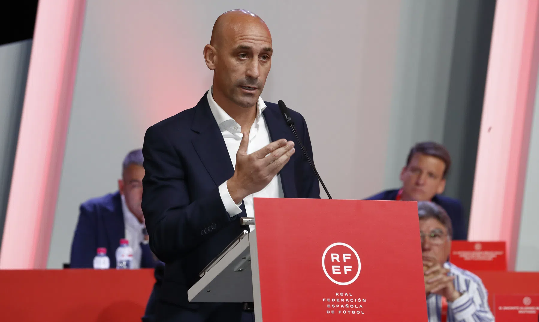 'Spaanse voetbalbond dreigt met terugtrekking uit UEFA na schorsing Rubiales'