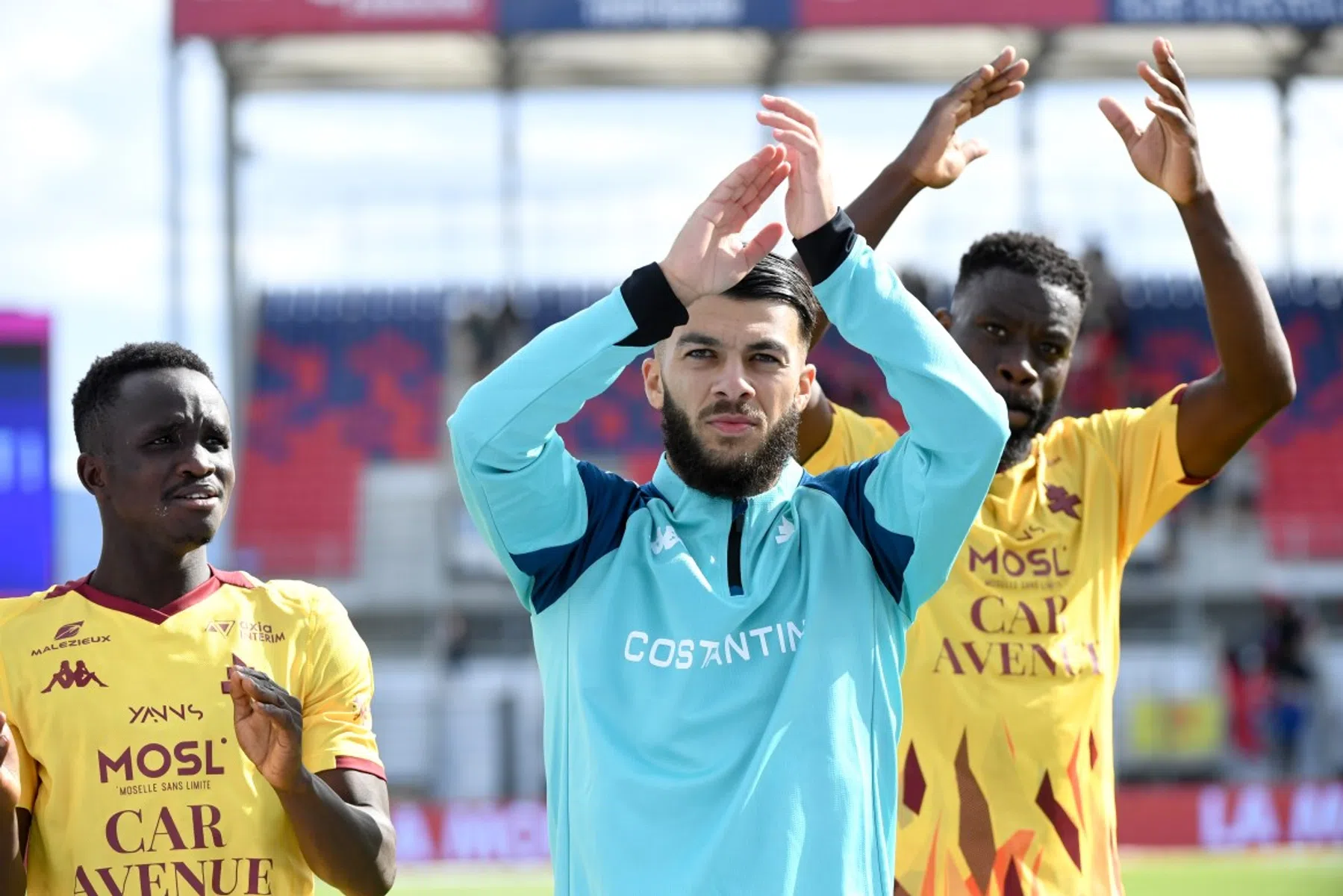 Ajax strikt Mikautadze en troeft concurrentie af