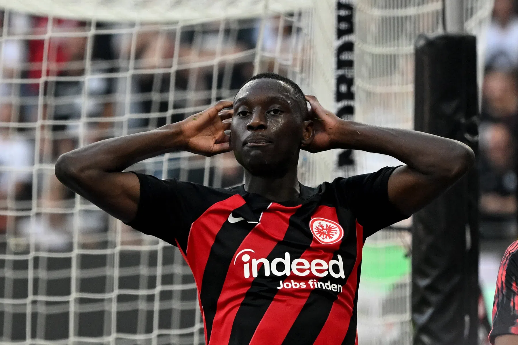 Muitende Kolo Muani slaat training Frankfurt over om transfer te forceren