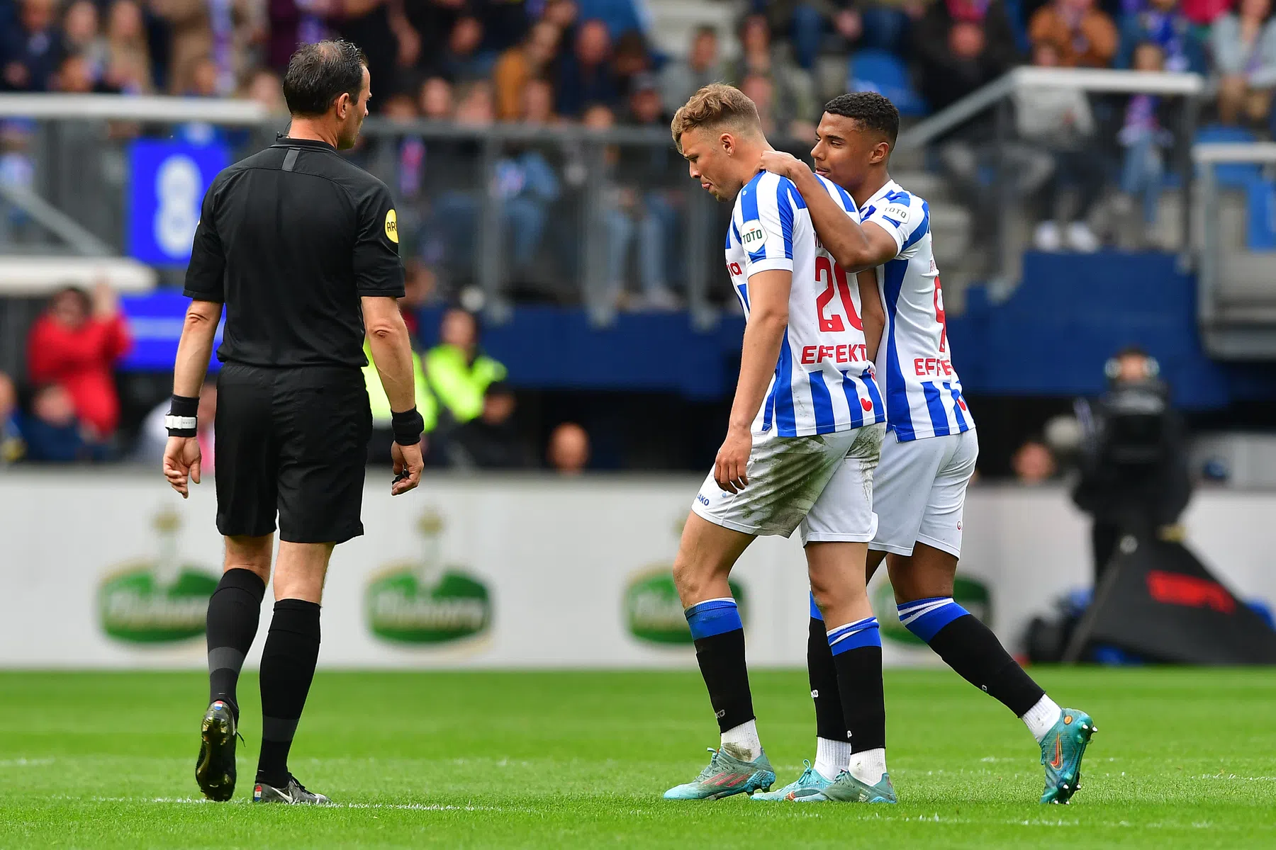 Sarr lijkt vriend Van Hooijdonk dwars te zitten en trekt naar Duitsland