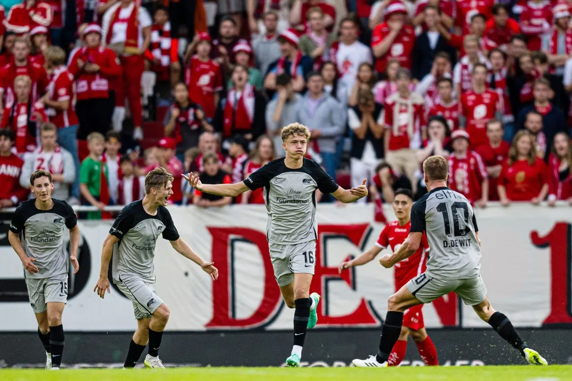 Ryan helpt AZ na zenuwslopende ontknoping naar Conference League