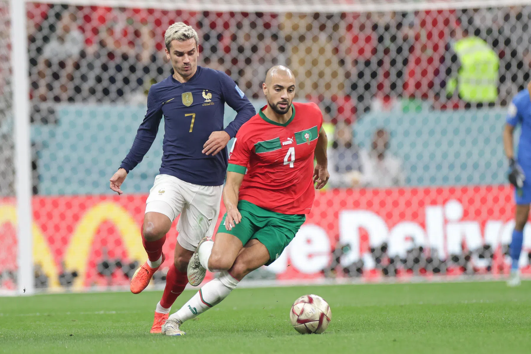 Manchester United presenteert Amrabat als nieuwe aanwinst