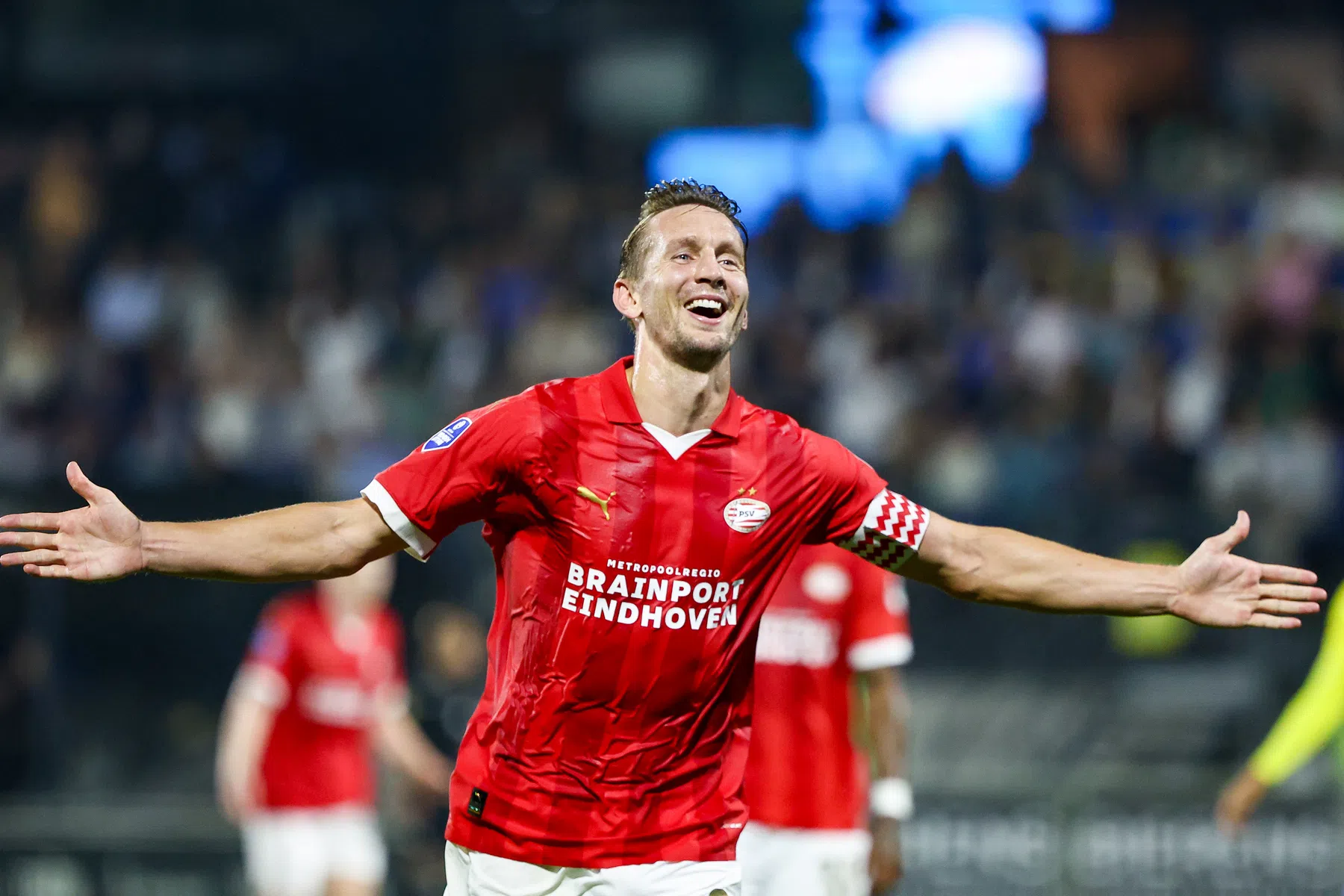 PSV wint in Waalwijk en sluit gedenkwaardige week in stijl af