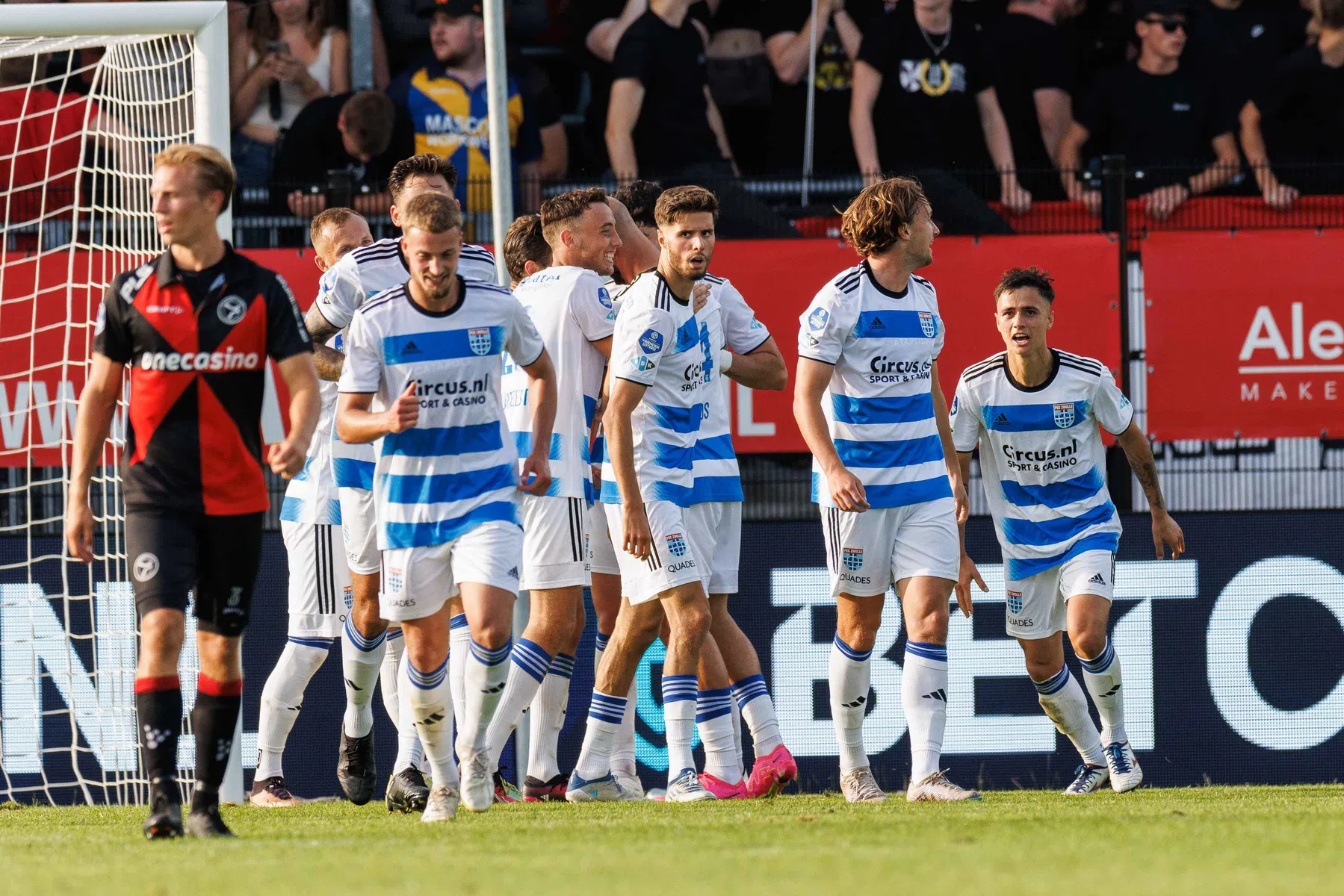 Almere City verspeelt in ongelooflijke slotfase eerste Eredivisie-punt ooit