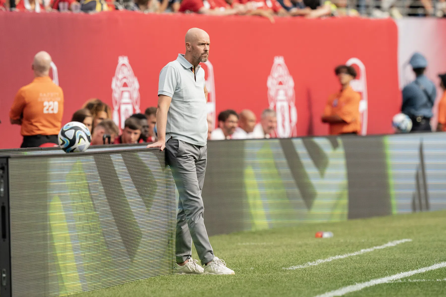 Ten Hag verdenkt VAR van een fout: 'Was de verkeerde hoek'