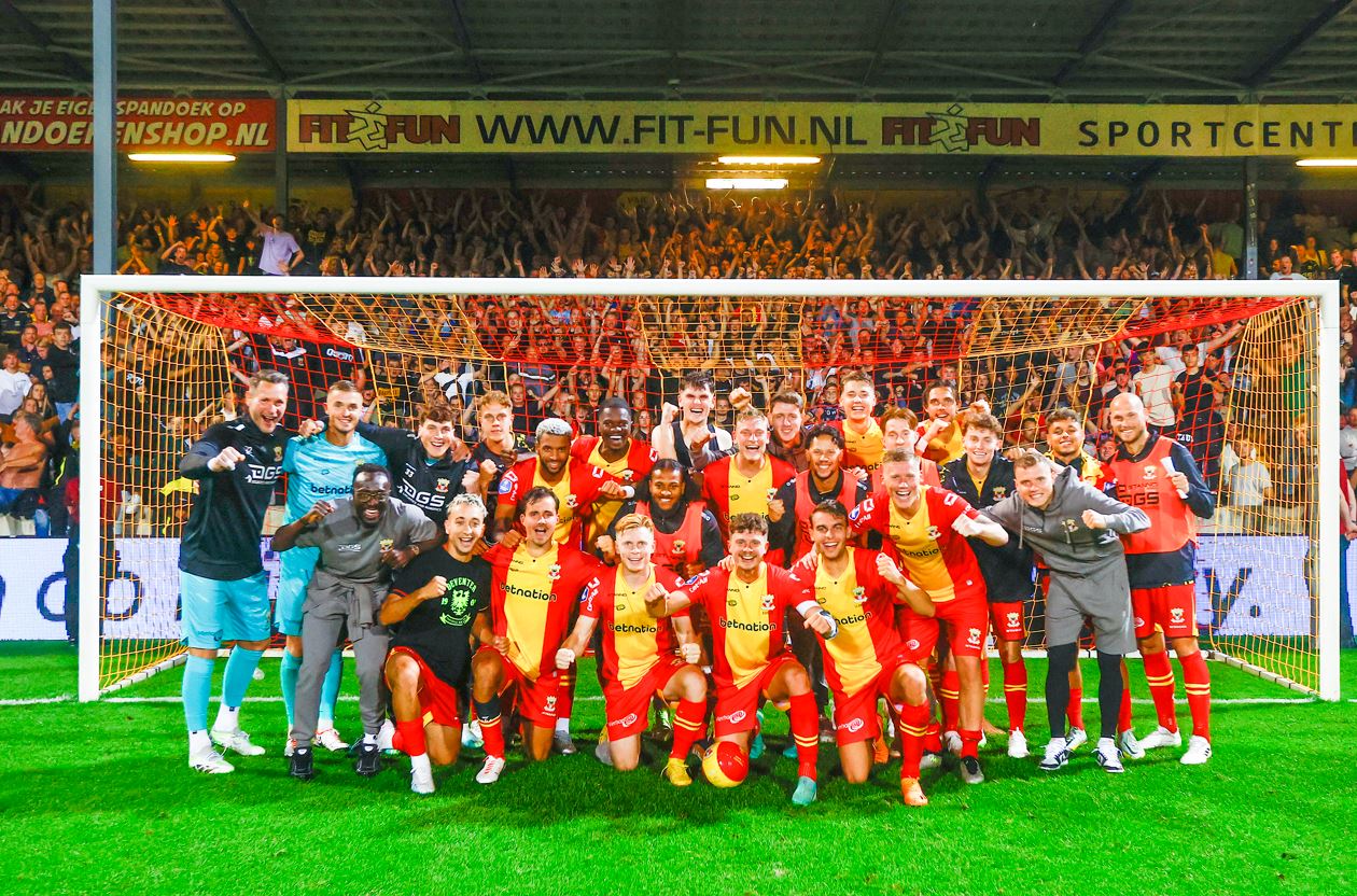 Kolkende Adelaarshorst in extase: 'Hake, Hake, we worden kampioen'