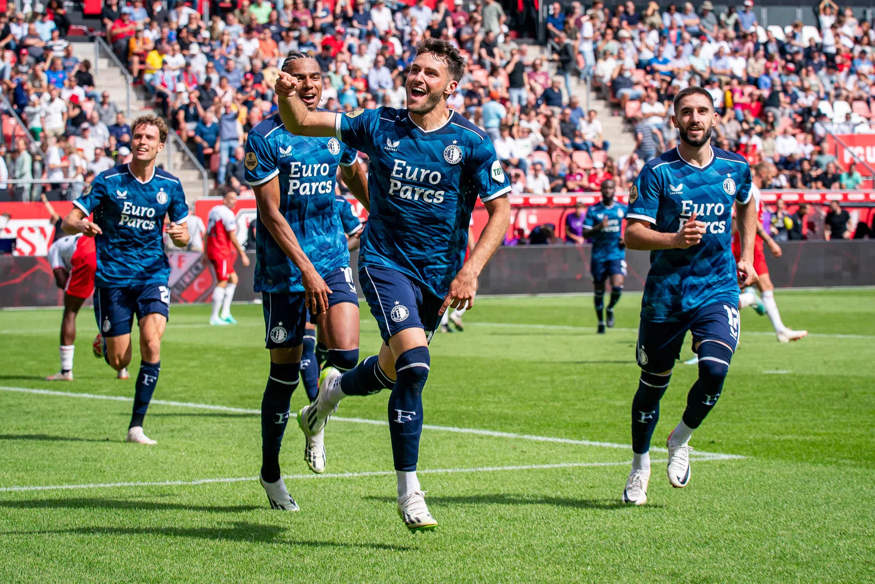 IJzersterk Feyenoord sloopt FC Utrecht, zorgen om Giménez 