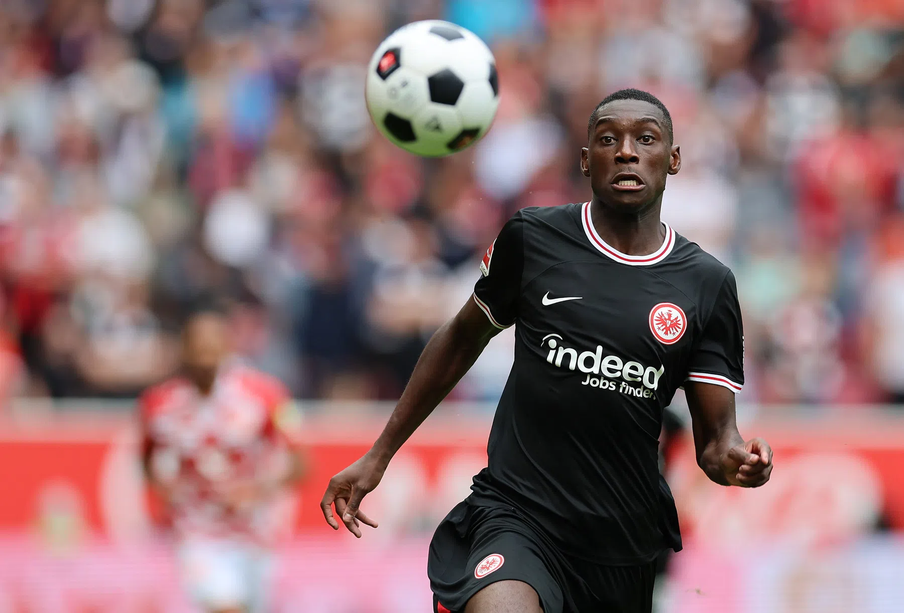 Fans Eintracht Frankfurt geven muitende Kolo Muani trap na