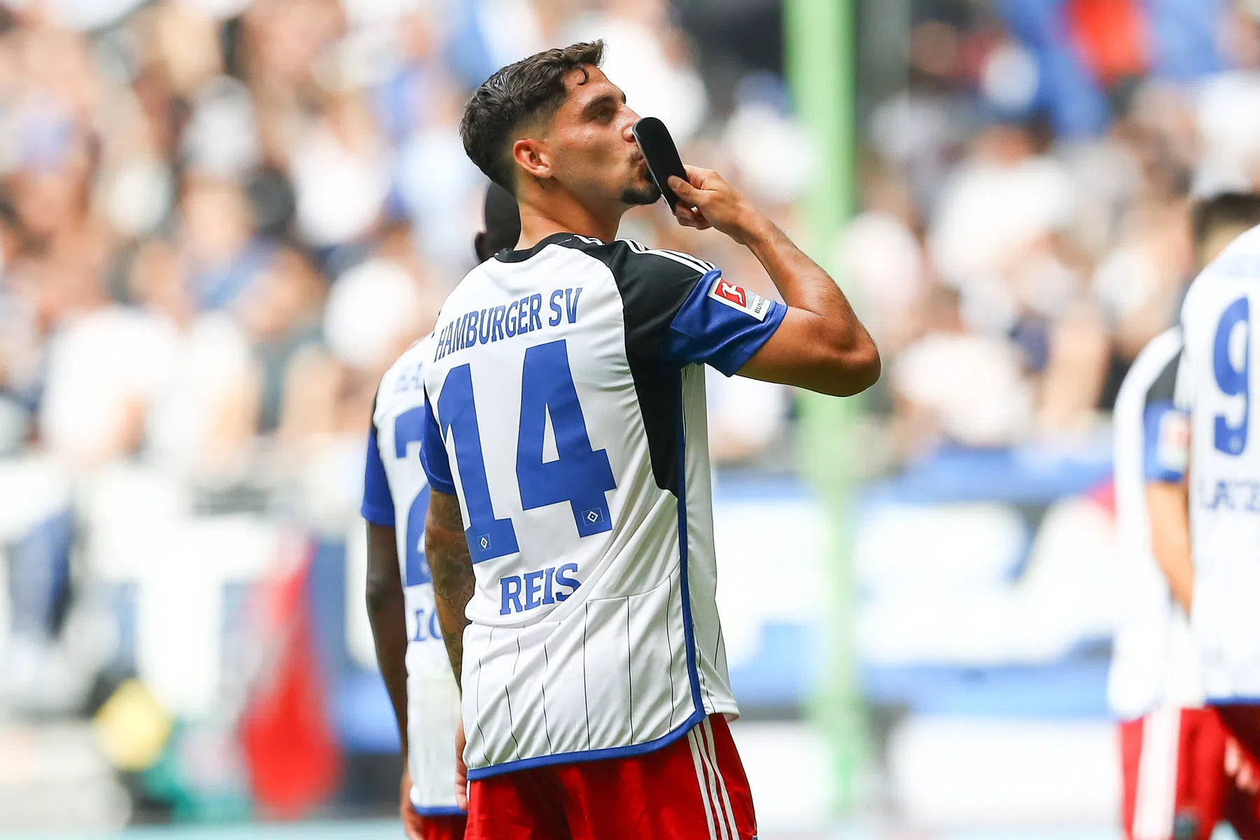 HSV-uitblinker Reis legt uit waarom hij scheenbeschermer kuste