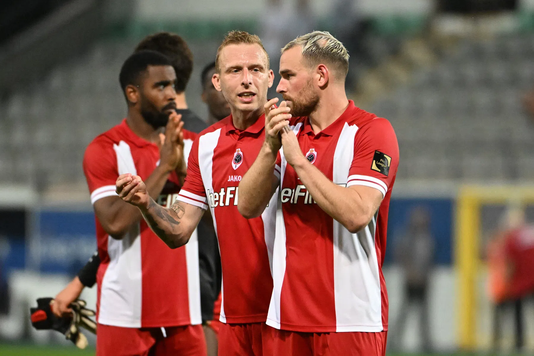 Van Bommel wijst naar defensie en hoopt op buitenkansje: 'Dat is niet veel, hè?' 