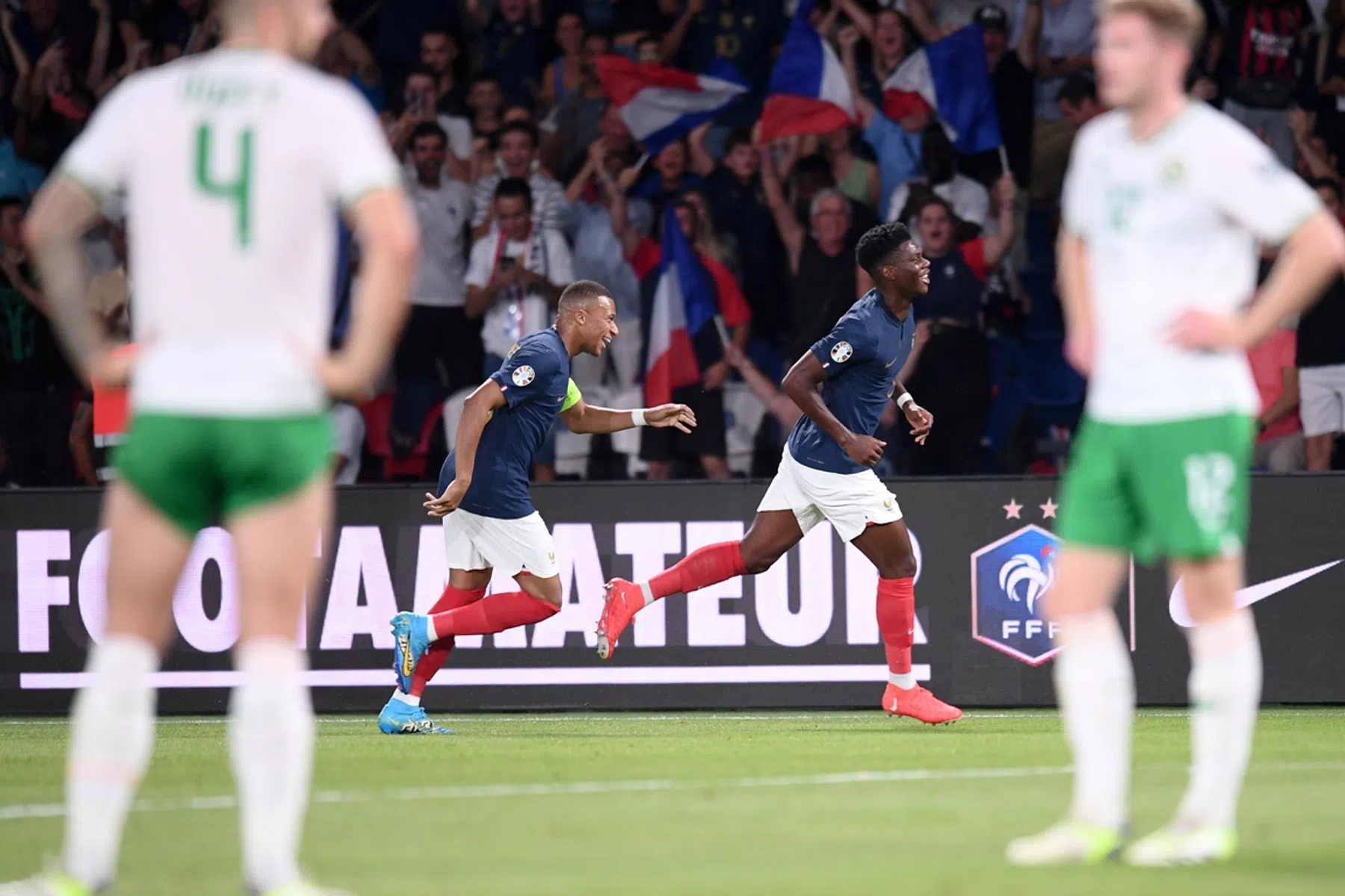 Frankrijk heeft EK-ticket zo goed als binnen na zege op Ierland