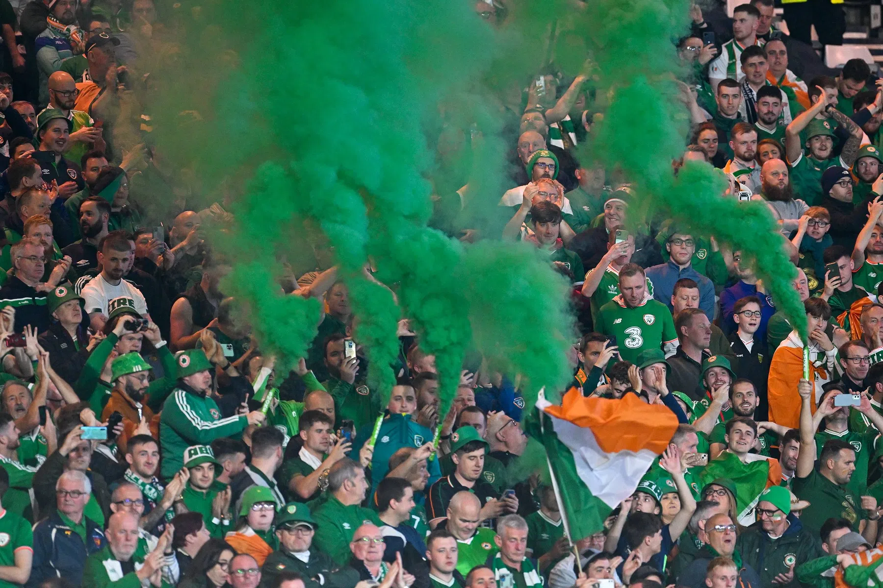 Ierse supporter neemt speciaal shirt mee om Fransen te plagen