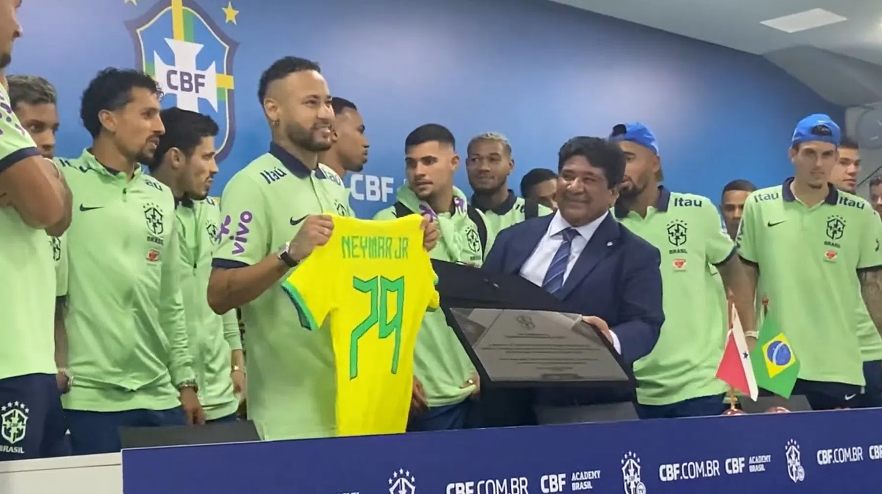 Emotionele Neymar wordt in het zonnetje gezet na breken record