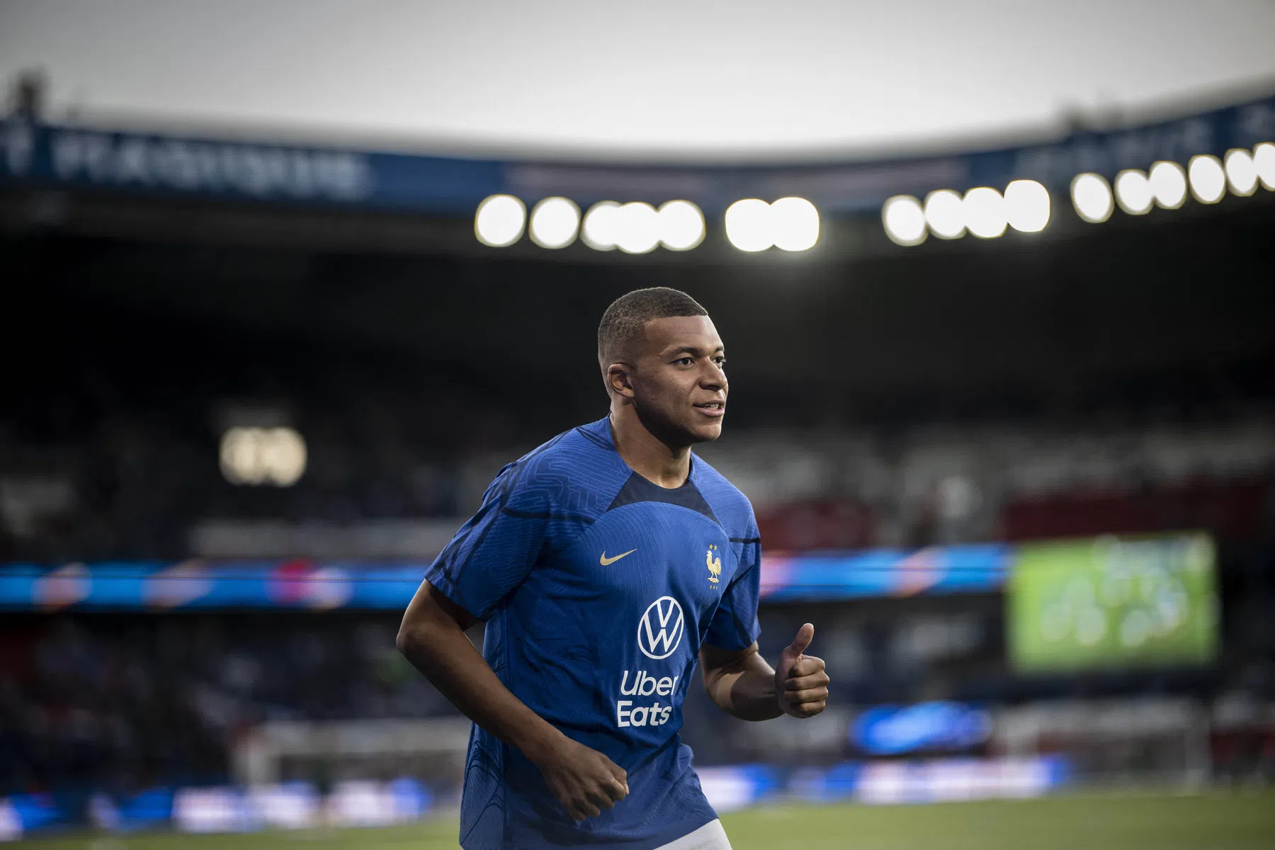 Mbappé is aandachtig maar onbegrijpend toeschouwer bij het rugby