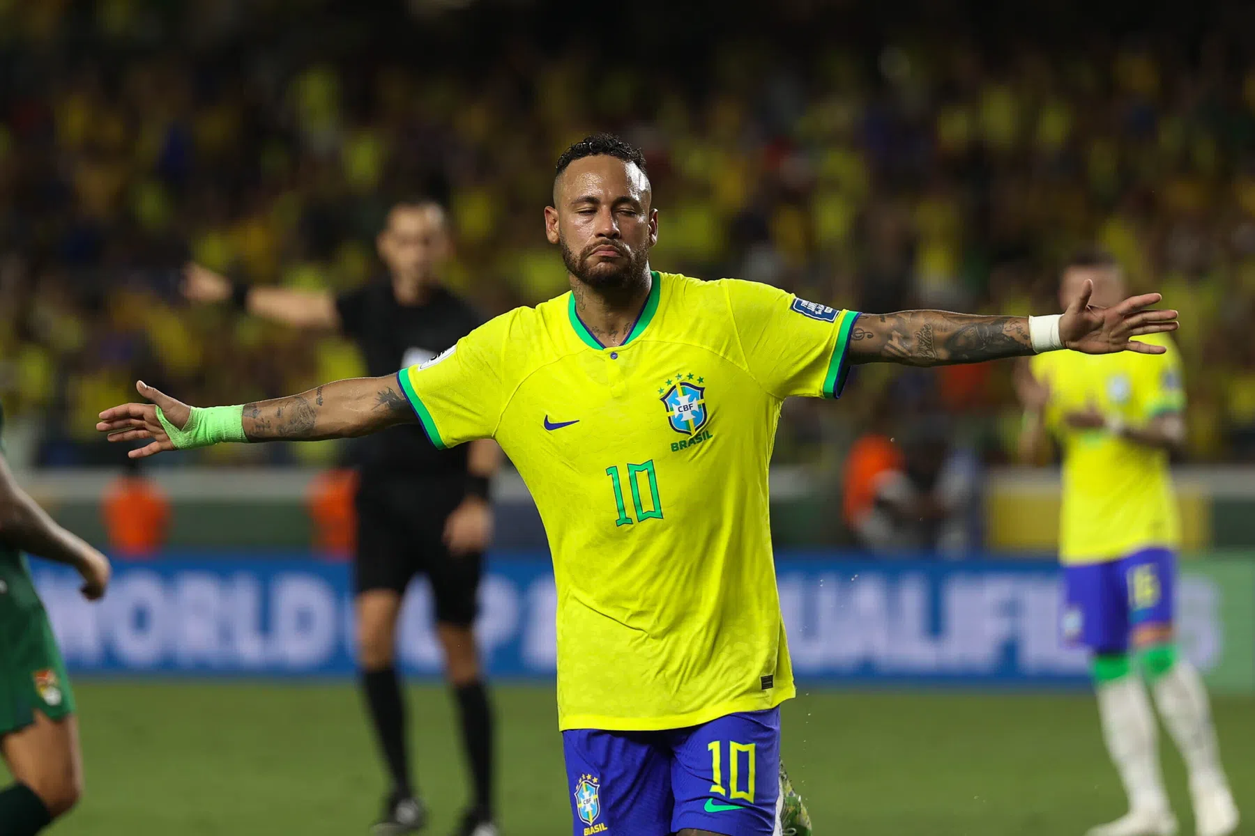 Neymar onttroont Pelé in riante zege van Brazilië
