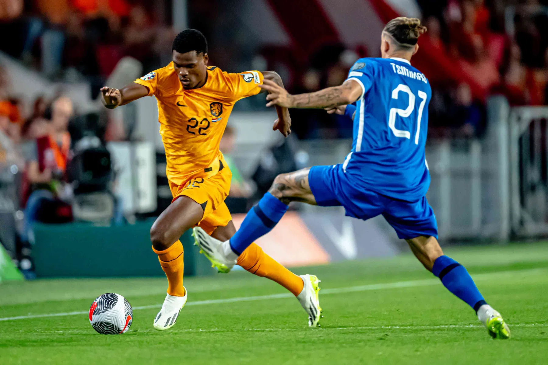 Koeman brengt aangever Dumfries in zijn kracht