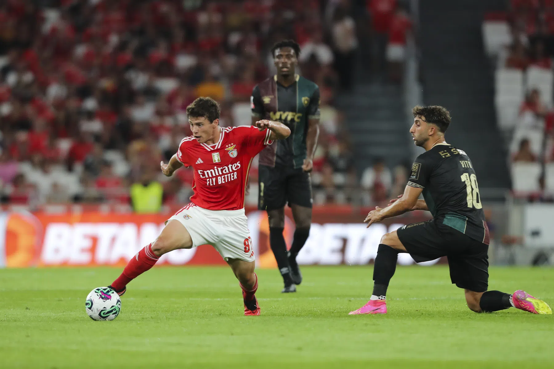 Orkun Kökcü heeft de middenvelder van de toekomst naast zich staan