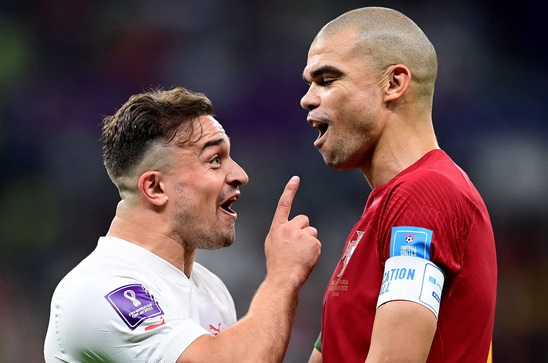 Shaqiri staat bij beide volksliederen met hand op het hart
