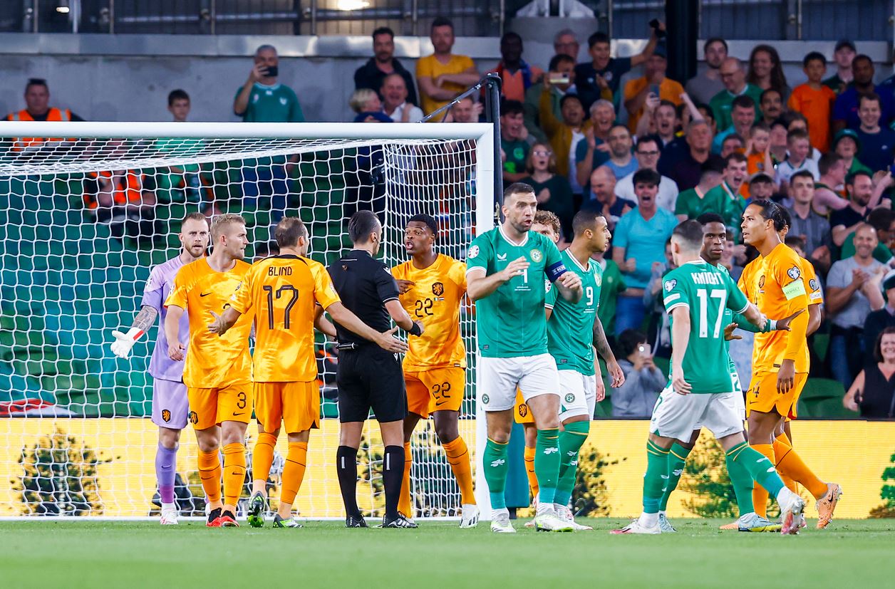 Dramatische start Oranje na geblunder Flekken en handsbal Van Dijk