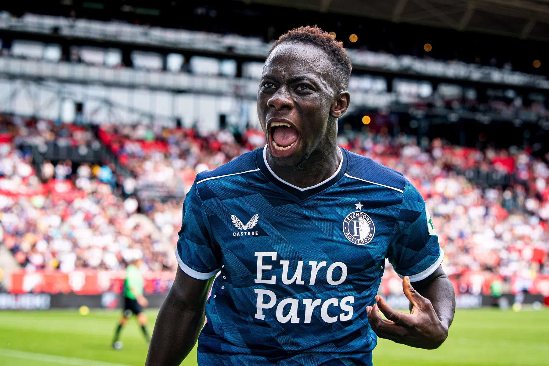 Uitzinnige taferelen na eerste interlandgoal Minteh: Gambia naar Afrika Cup