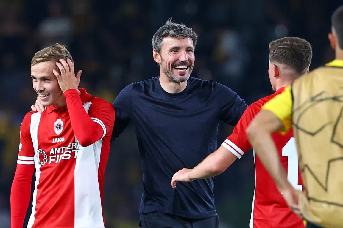 Succescoach Van Bommel bevestigt Arabische interesse