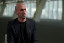 Thumbnail for article: Rubiales legt uit waarom hij nog steeds geen sorry wil zeggen voor WK-kus