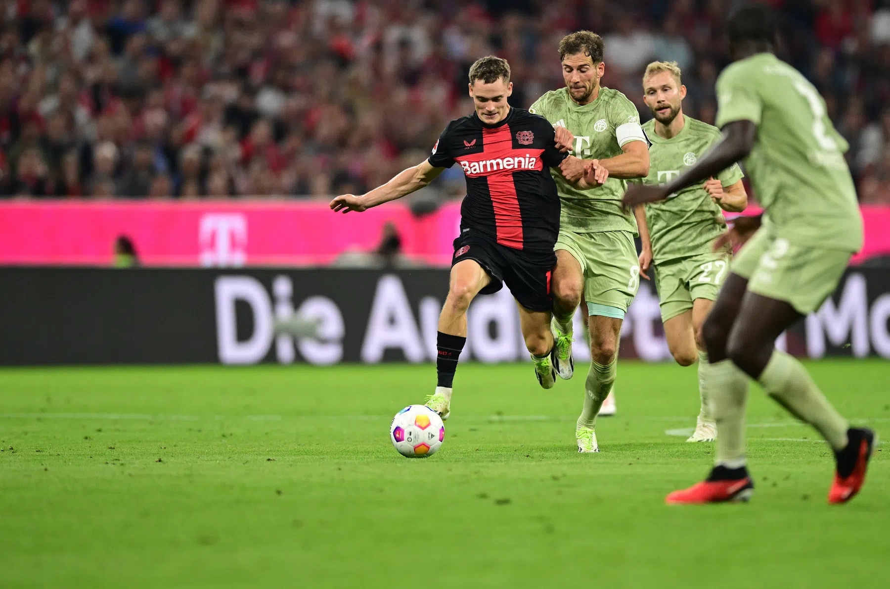 Leverkusen slaat dankzij late penalty in spektakelstuk aanval Bayern af