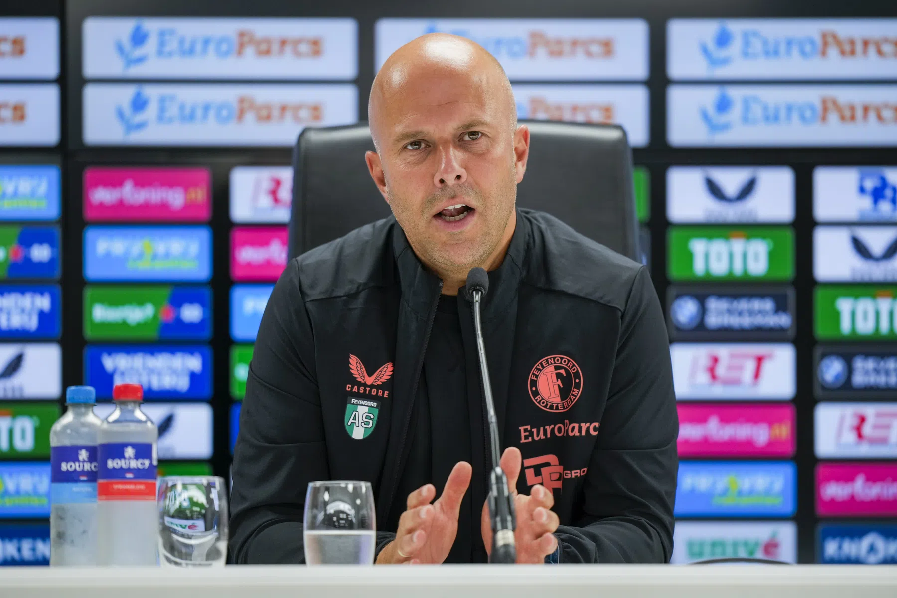 Slot baalt van blessure Ueda: 'Was een van de redenen om zoveel geld uit te geven'