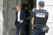 Thumbnail for article: Rubiales moet uit Hermoso's buurt blijven, staking Spaans team gaat door