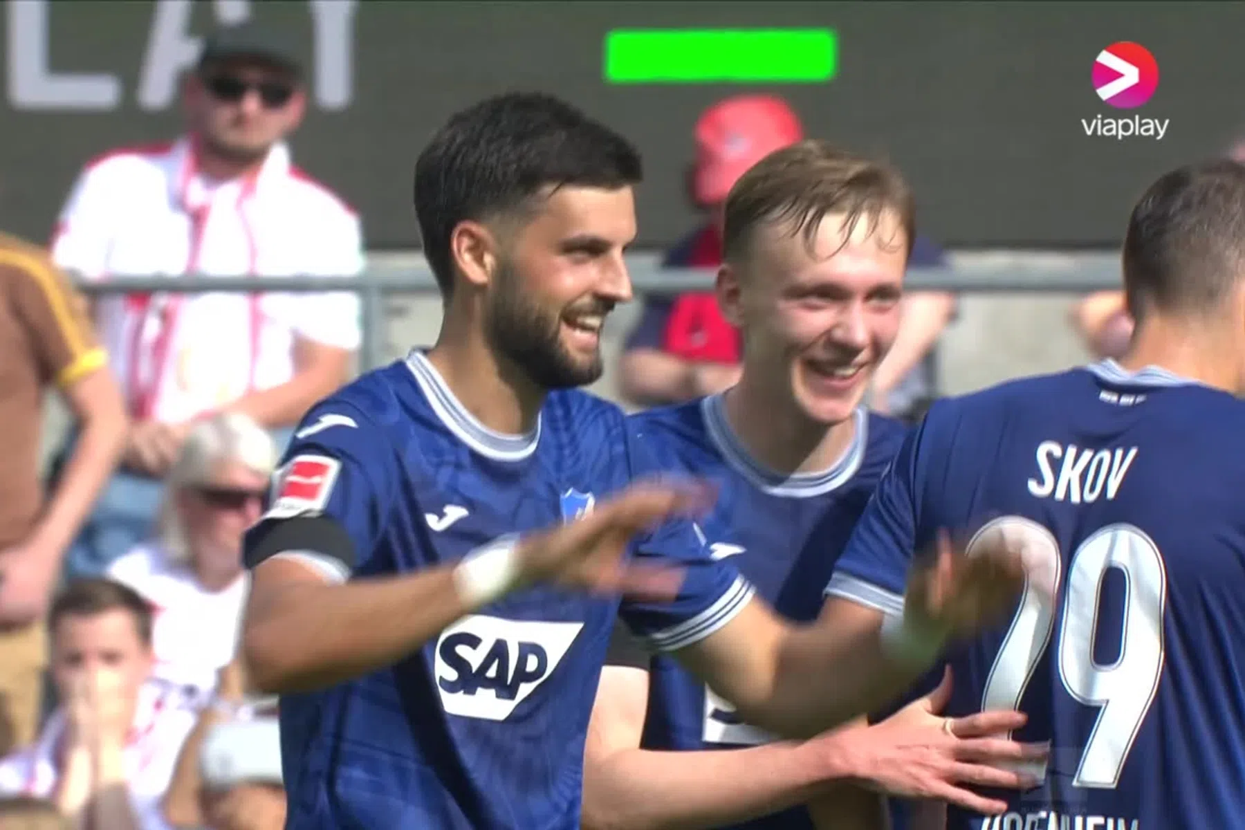 Wereldgoal: ex-Ajacied Grillitsch scoort vanaf eigen helft