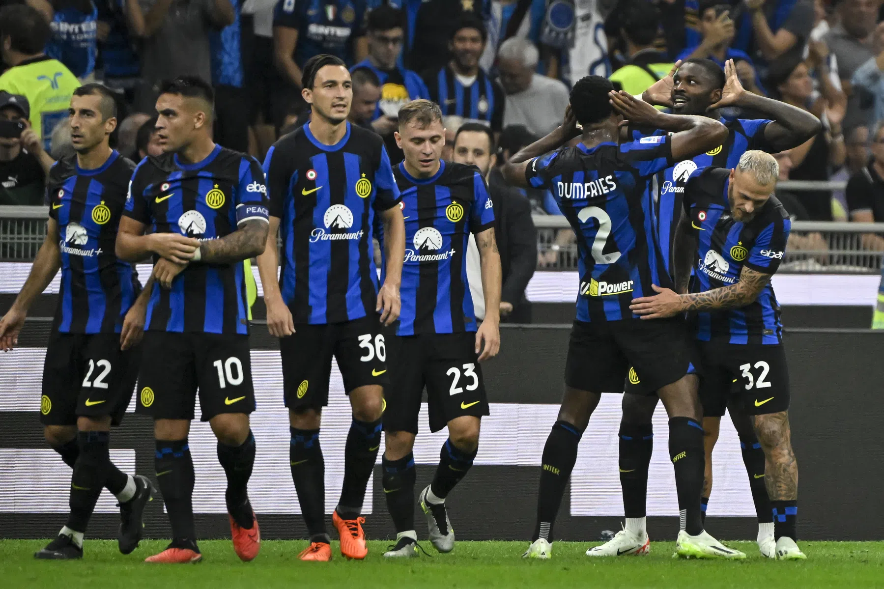 Dumfries dendert door bij Inter: AC Milan hard onderuit in stadsderby