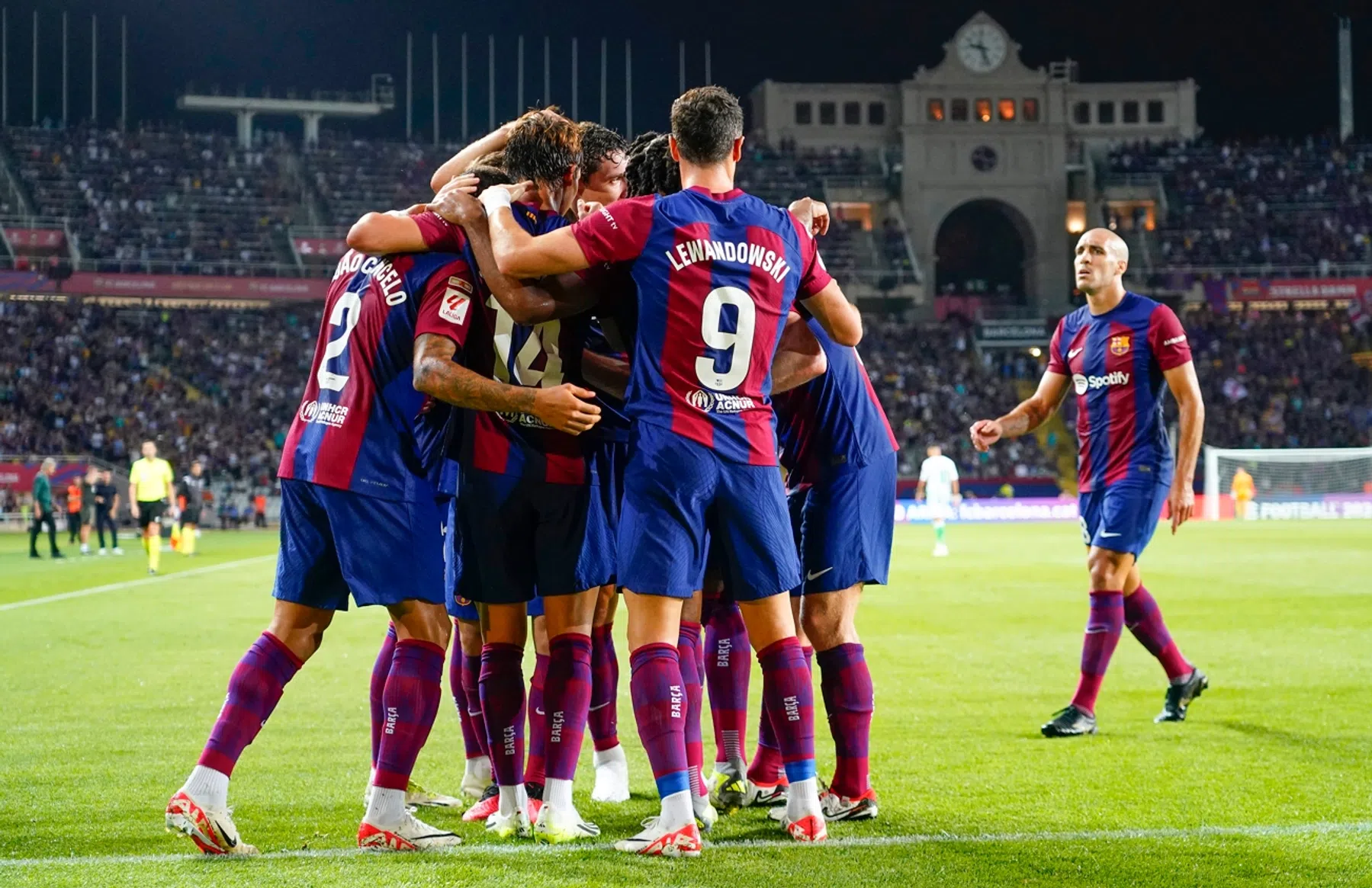 Hoofdrol João Félix bij overtuigende zege van Barça op Real Betis