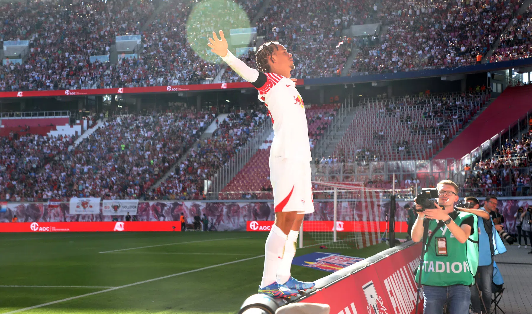 Simons slaat razendsnel toe bij Leipzig: doelpunt én een assist