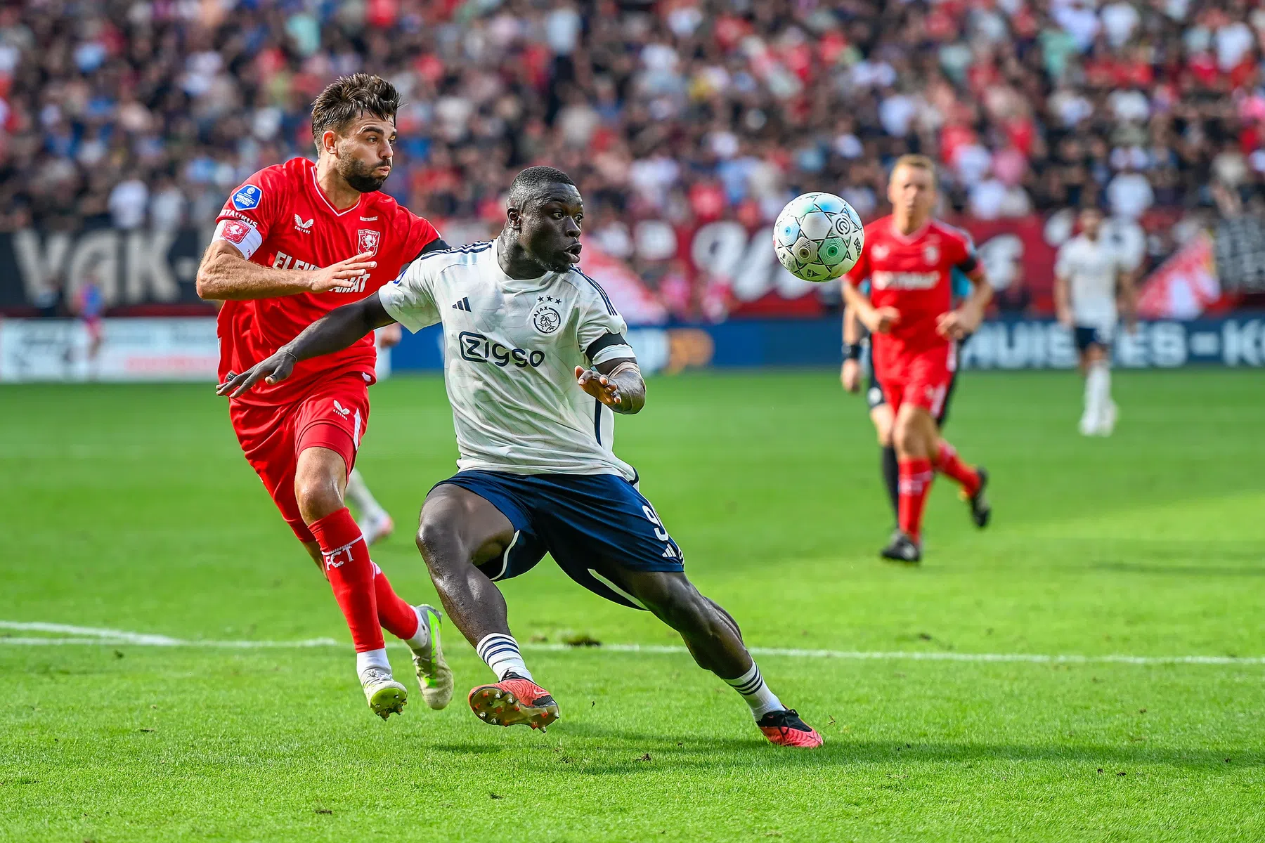 Brobbey opnieuw racistisch bejegend, FC Twente identificeert dader