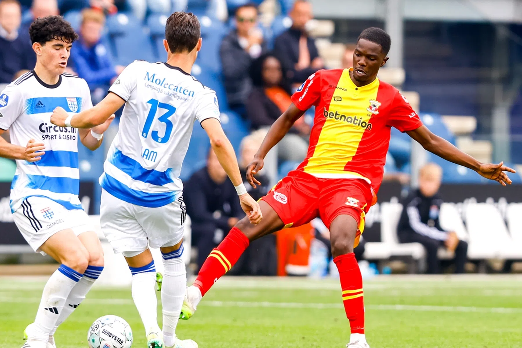 PEC Zwolle geeft overwinning in IJsselderby uit handen tegen tiental Go Ahead
