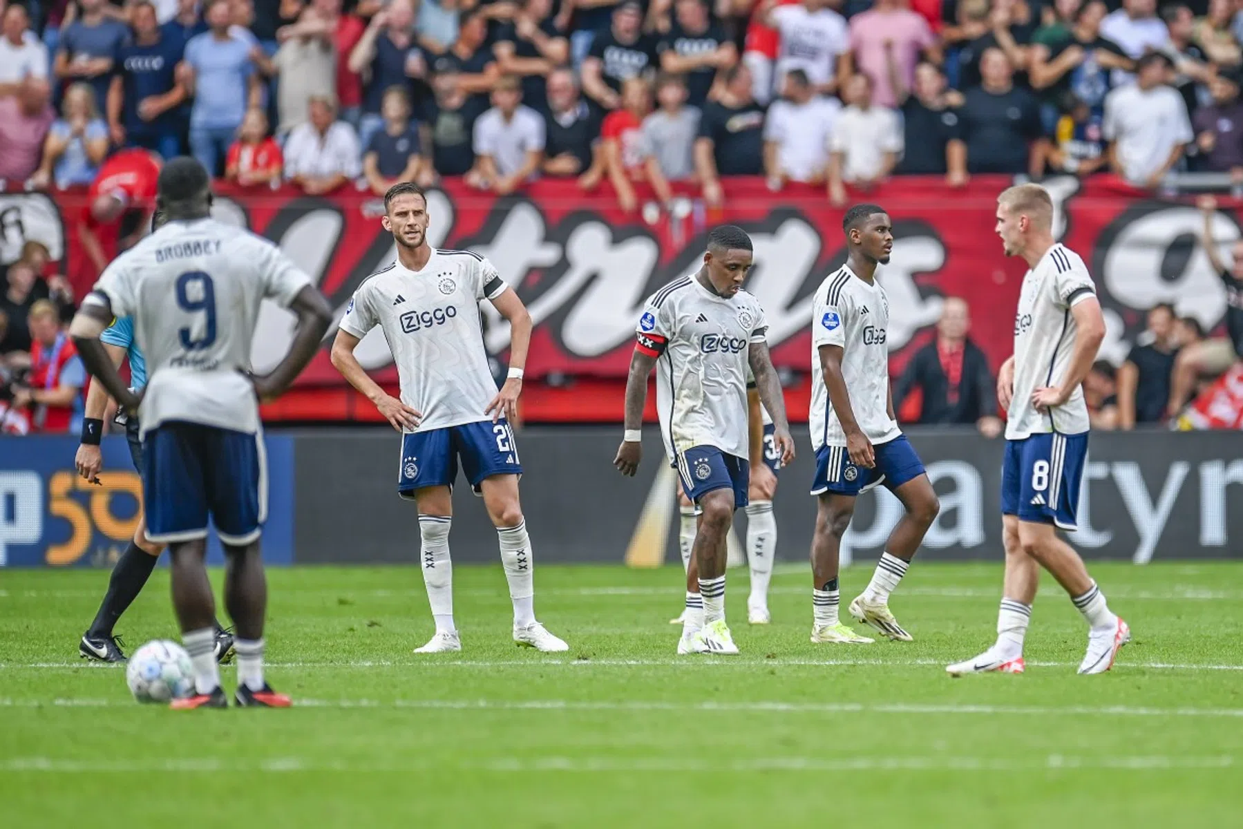 Ajax vervolgt dramatische start onder Steijn met troosteloze nederlaag bij Twente