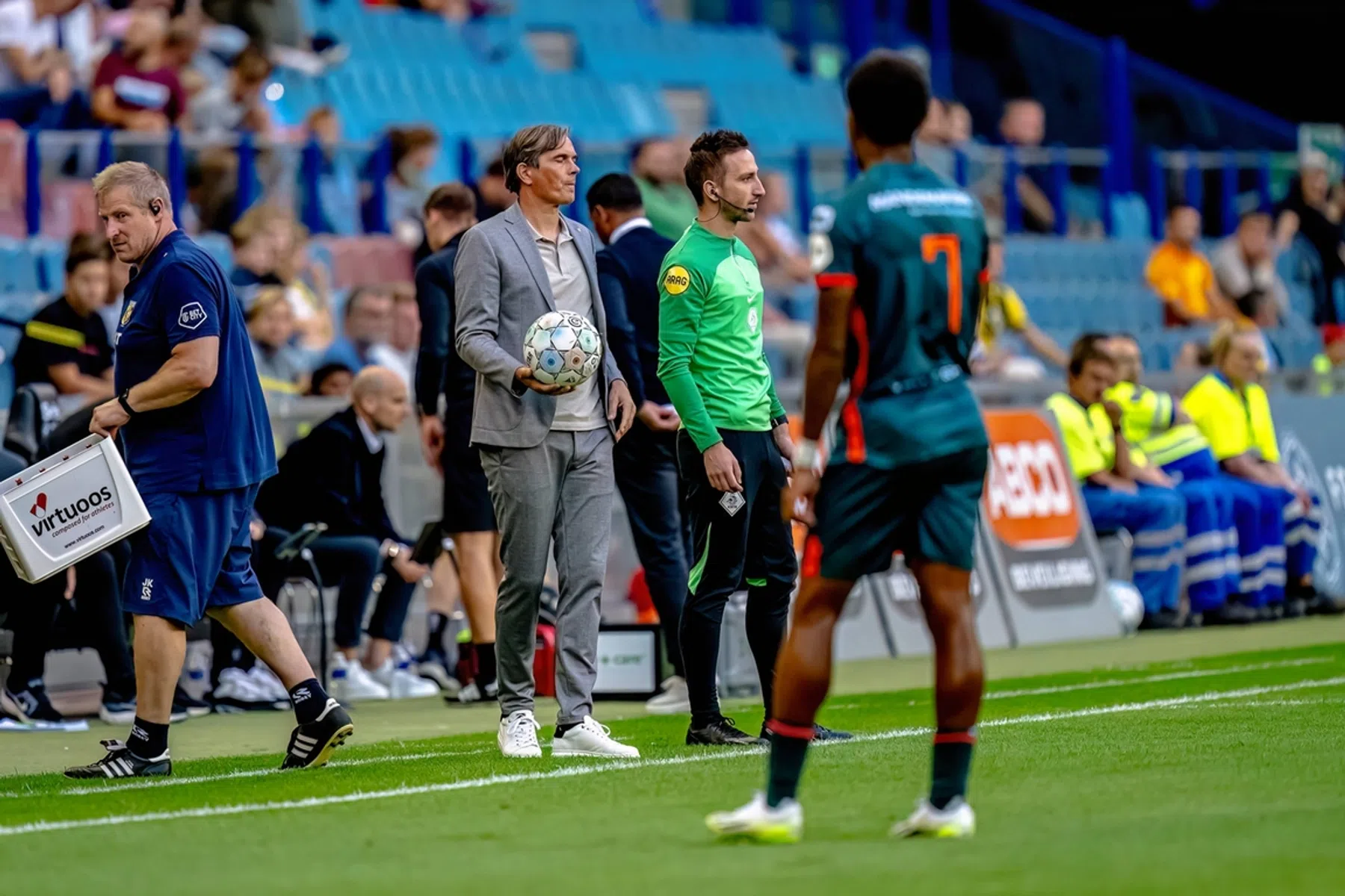 Vitesse blijft aanmodderen binnen en buiten het veld